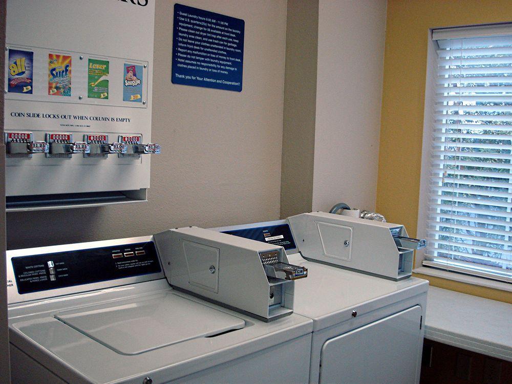 Hometown Inn & Suites Jacksonville Butler Blvd./Southpoint Екстер'єр фото