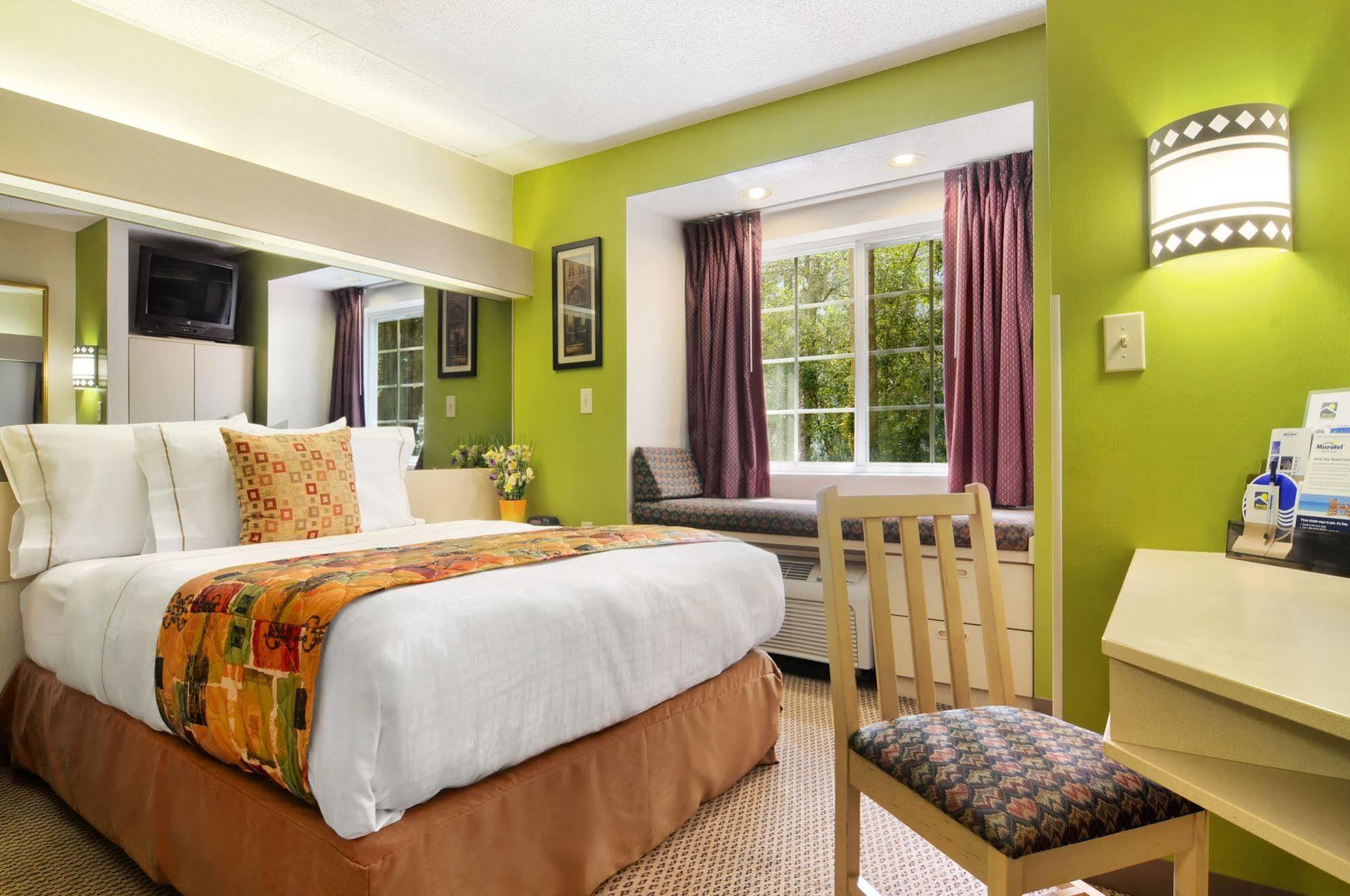 Hometown Inn & Suites Jacksonville Butler Blvd./Southpoint Екстер'єр фото