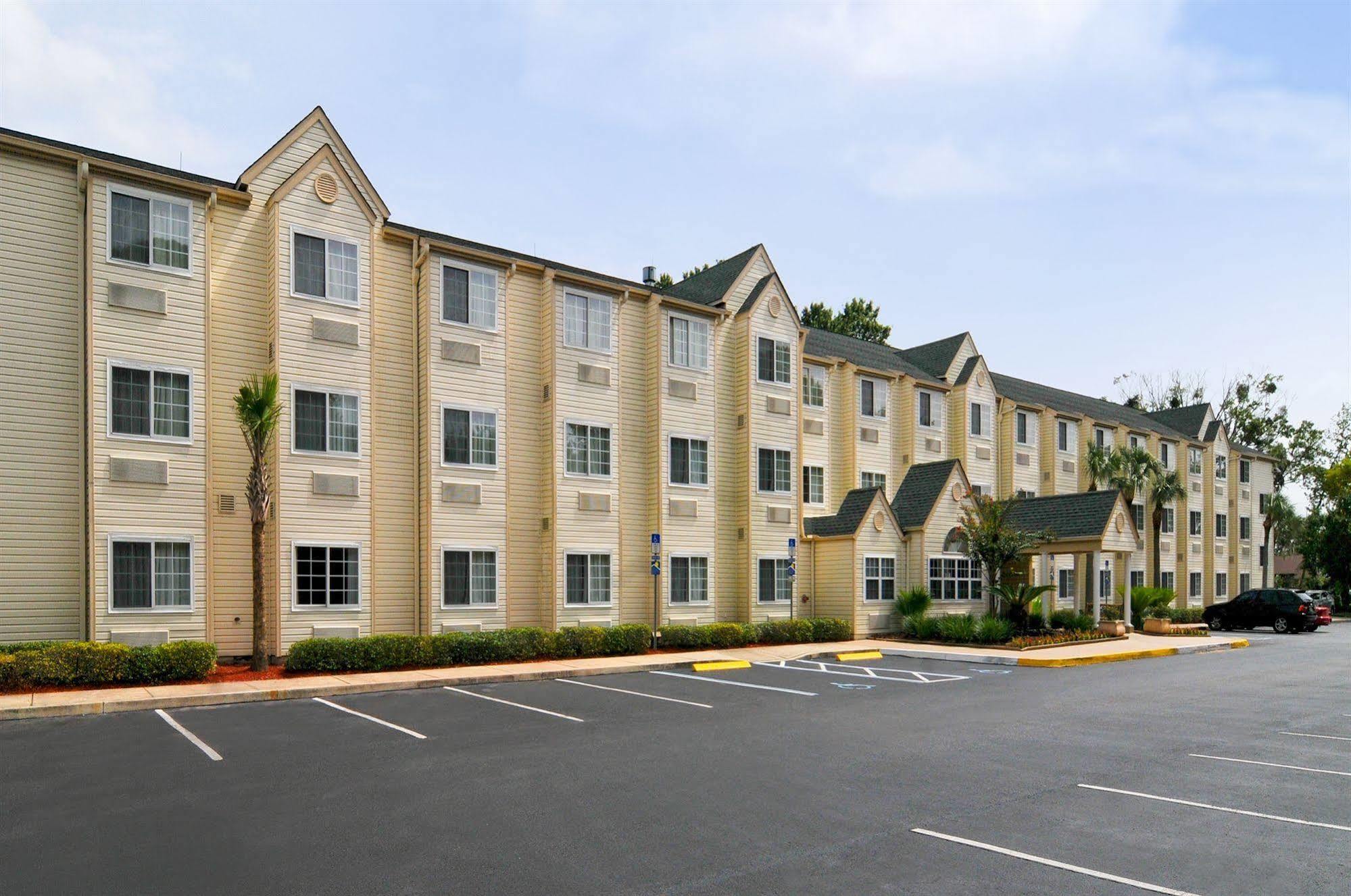 Hometown Inn & Suites Jacksonville Butler Blvd./Southpoint Екстер'єр фото